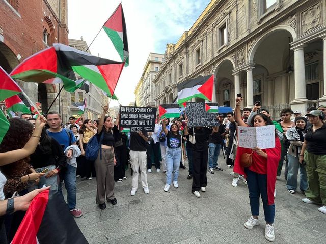 A Milano sit-in pro Palestina nei pressi del Duomo