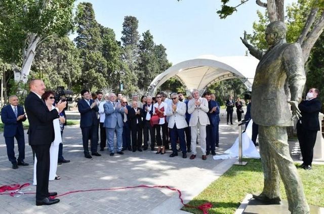 La Baku a fost inaugurat un monument în memoria marelui cântăreț Muslim Magomayev