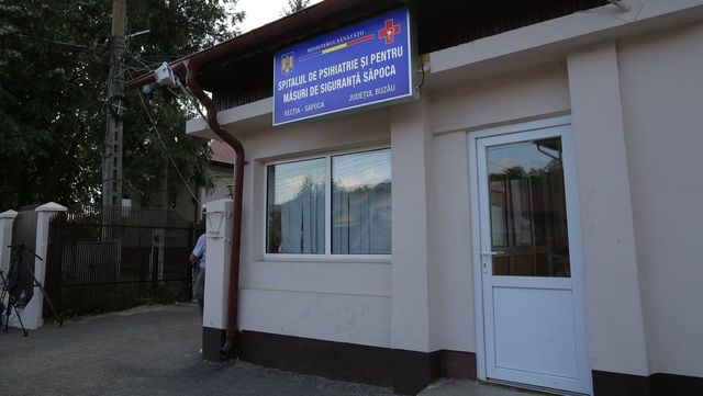 Opt victime ale atacului de la Spitalul de Psihiatrie Săpoca, internate la București. Două sunt în stare gravă