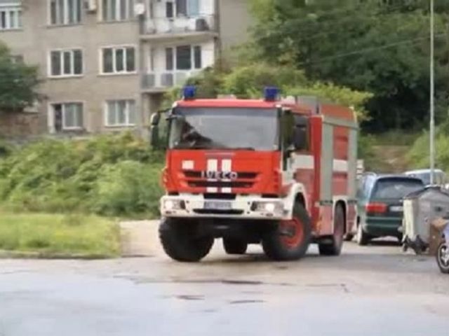 Спасиха три деца от горящ апартамент в Търново