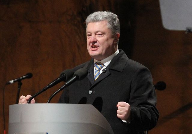 Вновь оговорился: Порошенко поблагодарил военных за защиту врагов Украины