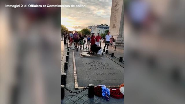 Parigi, uomo si accende una sigaretta con la fiamma sulla tomba del milite ignoto