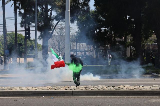 Nuove proteste a Los Angeles, scontri con la polizia