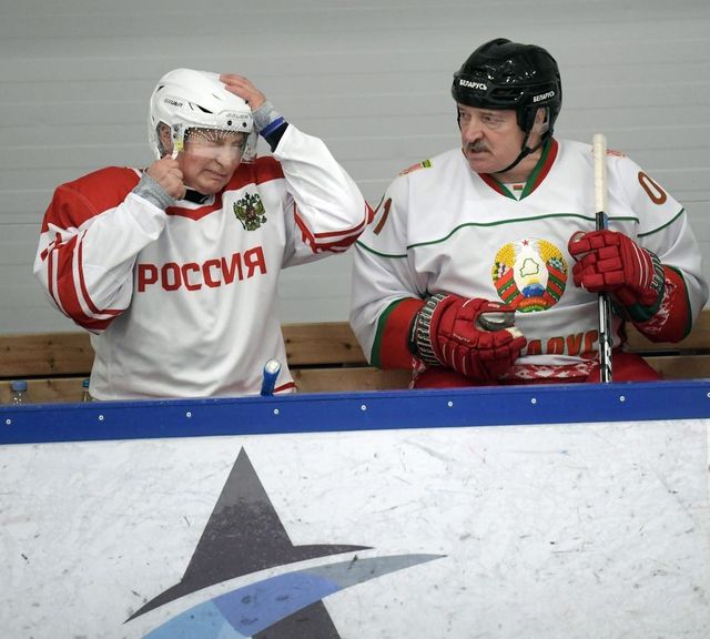 Președintele din Belarus, Aleksandr Lukashenko, lovit cu crosa în față la un meci de hochei