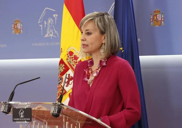 Un activista boicotea la rueda de prensa de la portavoz de Sumar en el Congreso