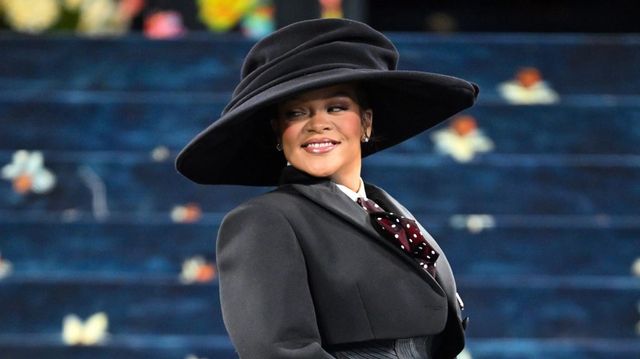 Rihanna a Met-gálán fedte fel, hogy harmadik gyerekével várandós