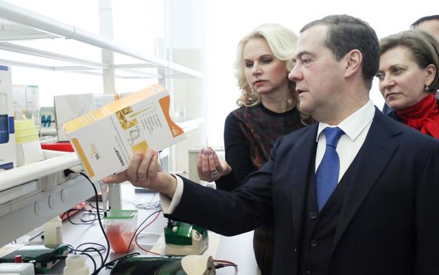 Медведев заявил о необходимости ускорить развитие генетических технологий