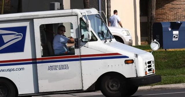 Da oggi in vigore i dazi Usa sui piccoli pacchi postali voluti da Trump