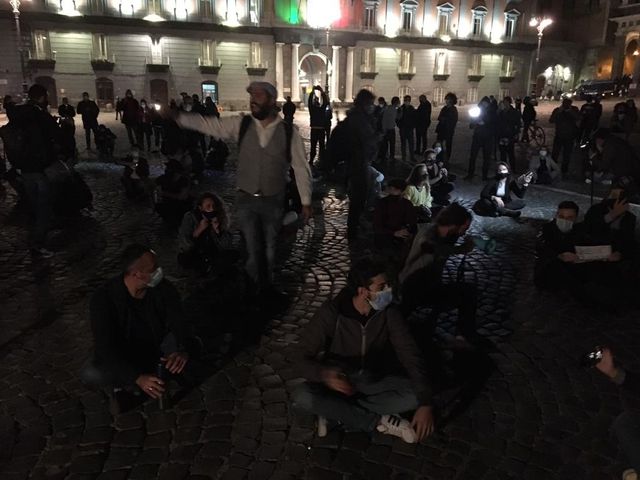 Covid Napoli, migliaia di persone in piazza Plebiscito contro i negozi chiusi