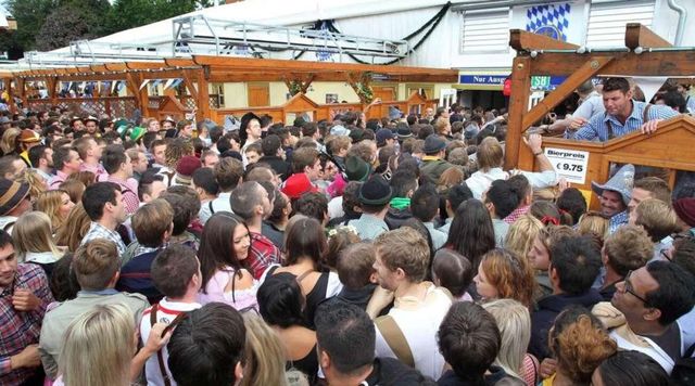 Germania, fermati due italiani all’Oktoberfest per un saluto nazista