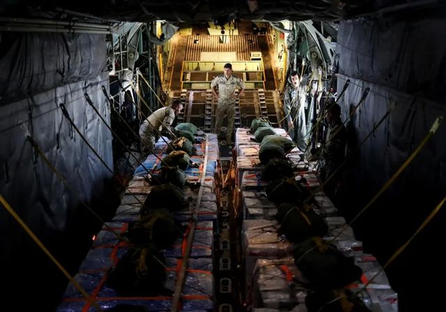 ¿Se lanza comida en mal estado y con carne de cerdo sobre Gaza?