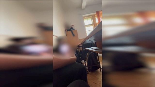 Mama elevului care și-a lovit diriginta cu bestialitate contestă decizia de exmatriculare a fiului său