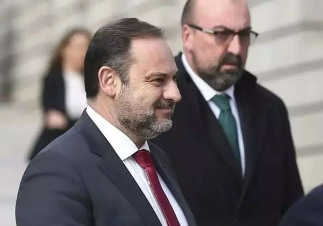 Prostitutas y mucho 'cash' en los mensajes del 'caso Ábalos': «Jose dice que vayan las dos»
