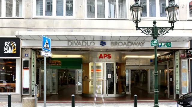 Pražský palác Broadway se vydražil za 878 milionů, nájemce může cenu dorovnat