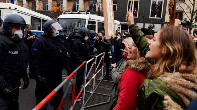 Proteste a Berlino contro le misure anti-Covid, la polizia usa gli idranti