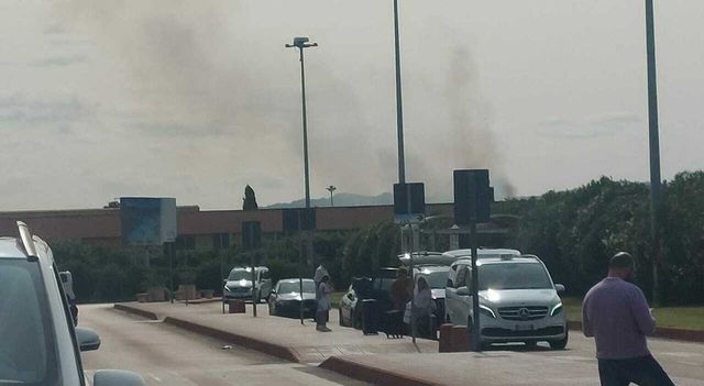 Incendio vicino all’aeroporto di Olbia, scalo chiuso