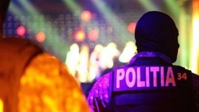 Mai multi tineri, filmați cum se distrează la un club de noapte din Chișinău