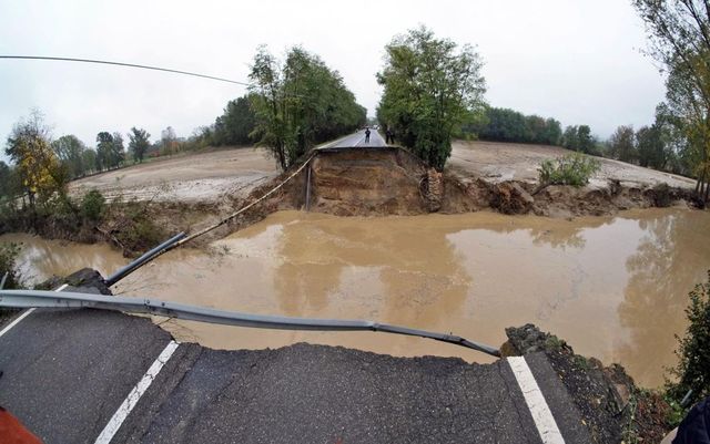 Un pod s-a prăbușit în timpul furtunilor violente din nordul Italiei