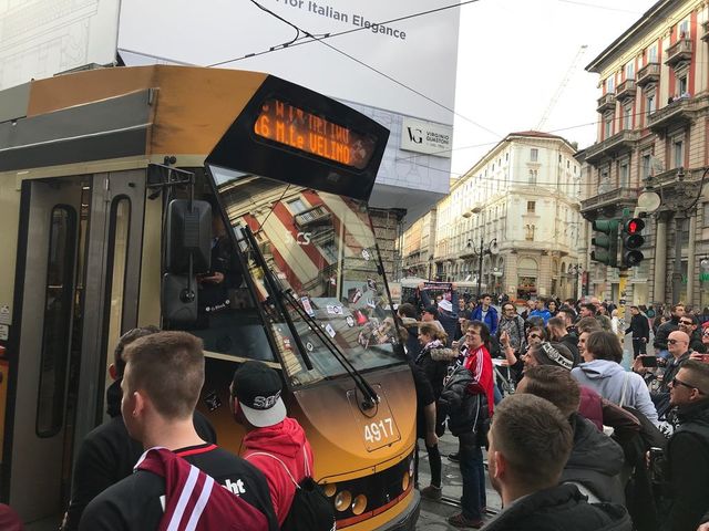Inter-Eintracht, il corteo dei tifosi tedeschi da piazza Duomo a San Siro