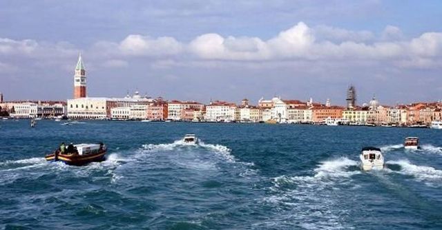 Barca si schianta su diga a Venezia, tre morti e un ferito