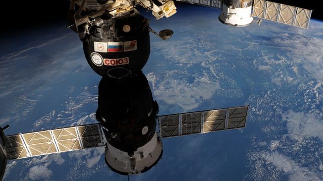 Корабль «Союз» с тремя космонавтами отстыковался от МКС