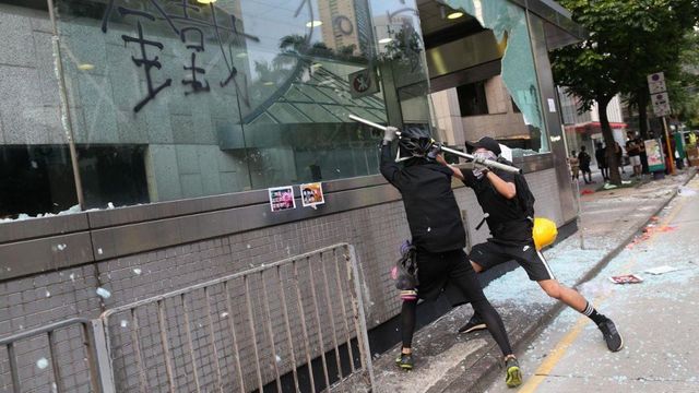 Hong Kong, polizia usa lacrimogeni e cannoni ad acqua sulla folla