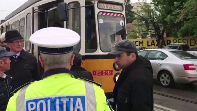 O femeie din Iași a fost prinsă între ușile unui tramvai și târâtă pe asfalt