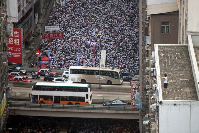 Tízezrek az utcákon Hongkongban – könnygázzal oszlatnak