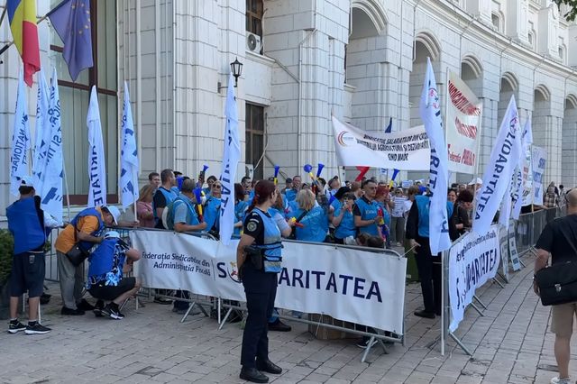 Angajații din administrația fiscală și financiară protestează în fața Ministerului Finanțelor