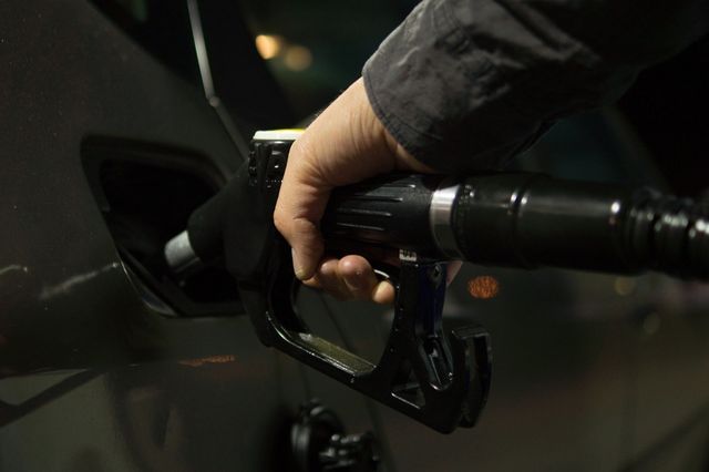 Reducerea accizelor la carburanți s-a transmis integral în prețul de la pompă