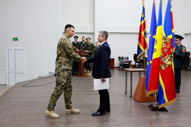 Militarii moldoveni, decorați la revenirea din misiunea de pace în Bosnia și Herțegovina