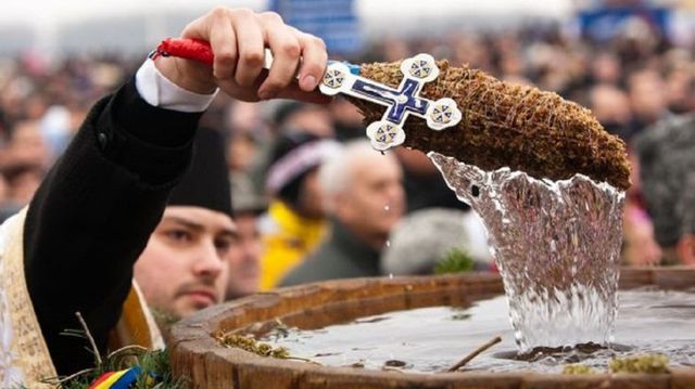 Creștinii ortodocși de stil vechi sărbătoresc, astăzi, ajunul Bobotezei,