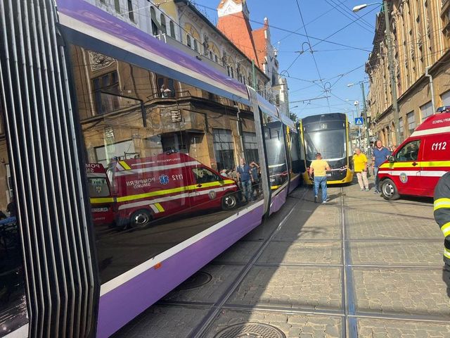 Două tramvaie conduse de vatmanițe s-au ciocnit în Piața Traian din Timișoara. Trei pasageri au fost răniți