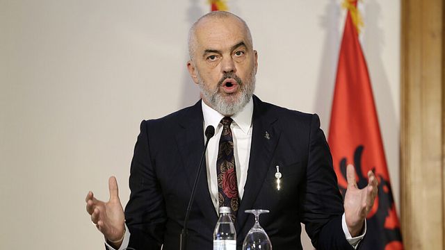 България блокира Македония заради свои интереси, заяви албанският премиер Еди Рама
