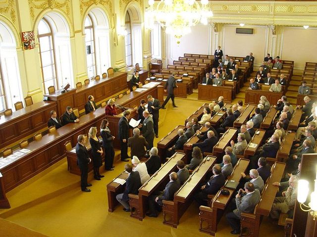 Opozice může svolat mimořádnou schůzi sněmovny, chce ustavit komisi k nákupu pomůcek