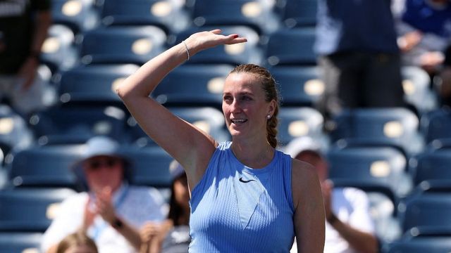 Tennis-Swiatek swats aside Arango in US Open first round
