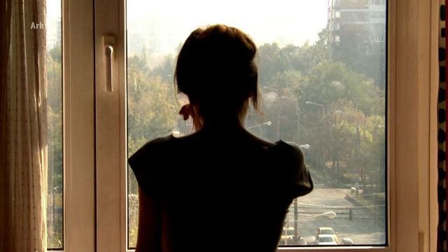 Percheziții la o moldoveancă în România. Ar fi forțat mai multe tinere să se prostitueze și a fost reținută