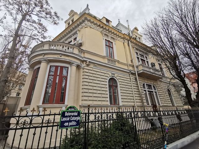 Șofer drogat și fără permis, prins când încerca să intre cu mașina în porțile Ambasadei Rusiei din București