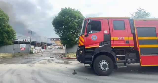 Incendiu de amploare la un depozit din Capitală