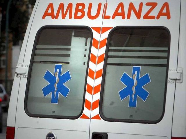 Bolzano, il padre ha un infarto mentre guida: il figlio di 7 anni tira il freno a mano, chiama il 112 e lo salva