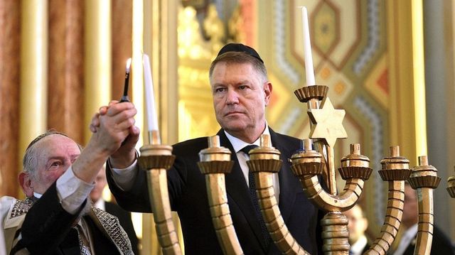 Klaus Iohannis, la ceremonia de Hanuka: Voi condamna orice manifestare de rasism, xenofobie sau antisemitism