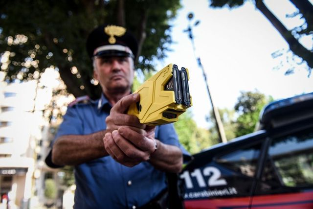 Taser, a giugno le forze dell’ordine avranno la pistola elettrica: l’annuncio di Salvini