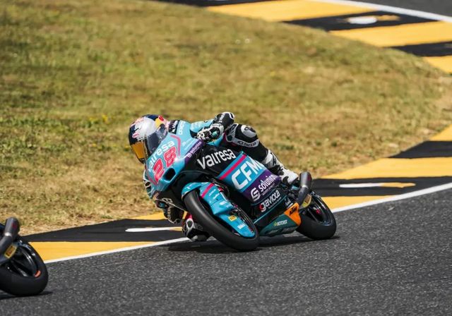 Máximo Quiles gana siguiendo los pasos de Marc Márquez