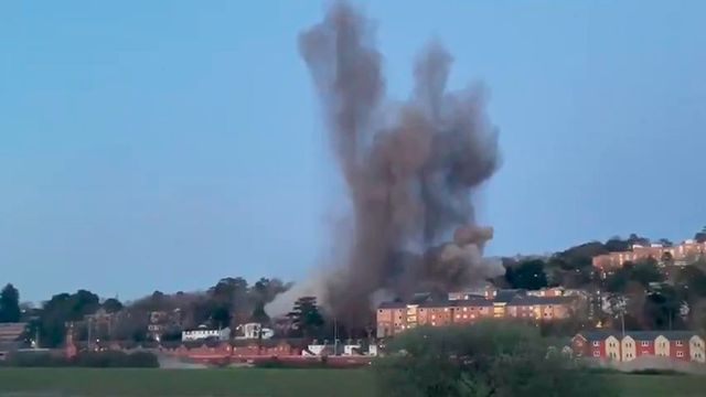 Мощный взрыв: кадры уничтожения авиабомбы времен Второй мировой в английском Эксетере