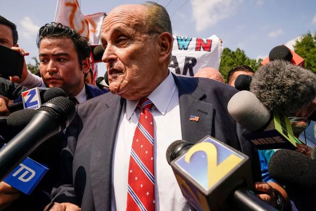 Rudy Giuliani merge să se predea autorităților judiciare în cazul de subversiune electorală a lui Donald Trump
