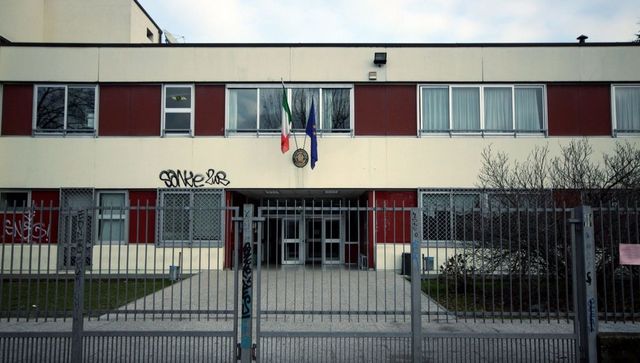 Milano, power bank esplode in zaino: feriti 7 studenti e un insegnante
