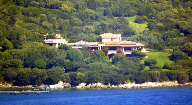 La vendita di Villa Certosa è sempre più vicina