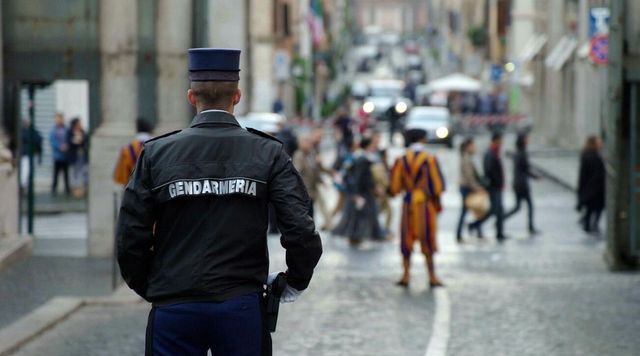 Auto fa irruzione in Vaticano, ispettore della Gendarmeria esplode colpi di pistola per bloccarla