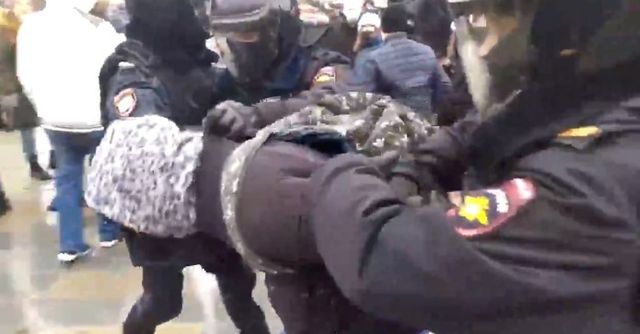 Při demonstracích na podporu Navalného bylo zatčeno přes 200 lidí