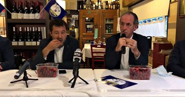 Salvini mangia le ciliegie mentre Zaia parla dell’inchiesta sui bambini morti in ospedale, il video che divide